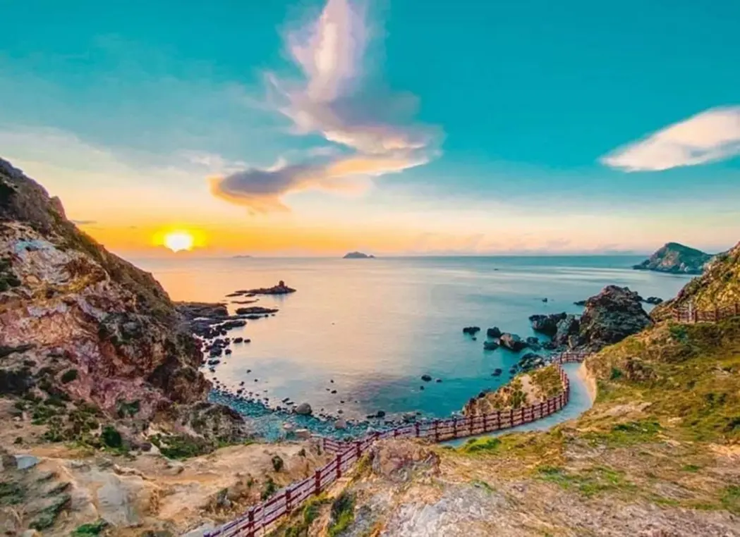 Chiêm ngưỡng sắc màu chuyển mình trên biển cả trong ánh hoàng hôn tại Eo Gió. Cảnh hoàng hôn đẹp tại Eo Gió Quy Nhơn