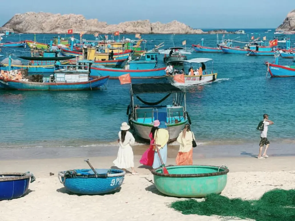 Khung cảnh bình dị và các hoạt động nên thử khi đến Làng chài Nhơn Hải
